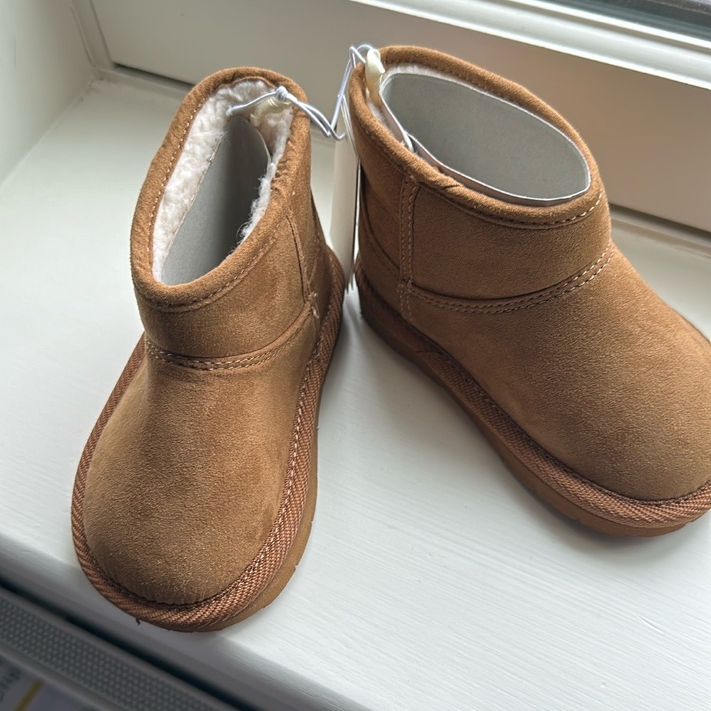 NWT Baby Gap Faux Uggs // size 6